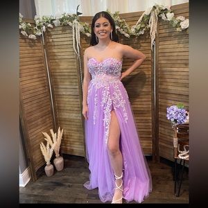 size 6 i am a 8 but it ties in back so can fit both sizes. worn once.